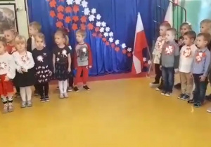 Dzieci z grupy Motylki i Biedronki podczas śpiewania Hymnu.